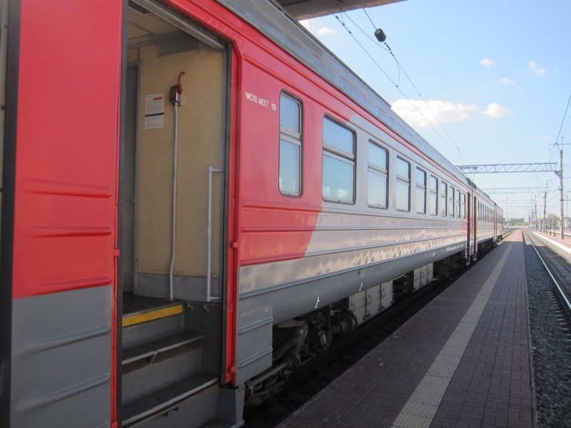 В Кемеровской области сотрудники транспортной полиции сняли с поезда сбежавшую из дома несовершеннолетнюю девочку.