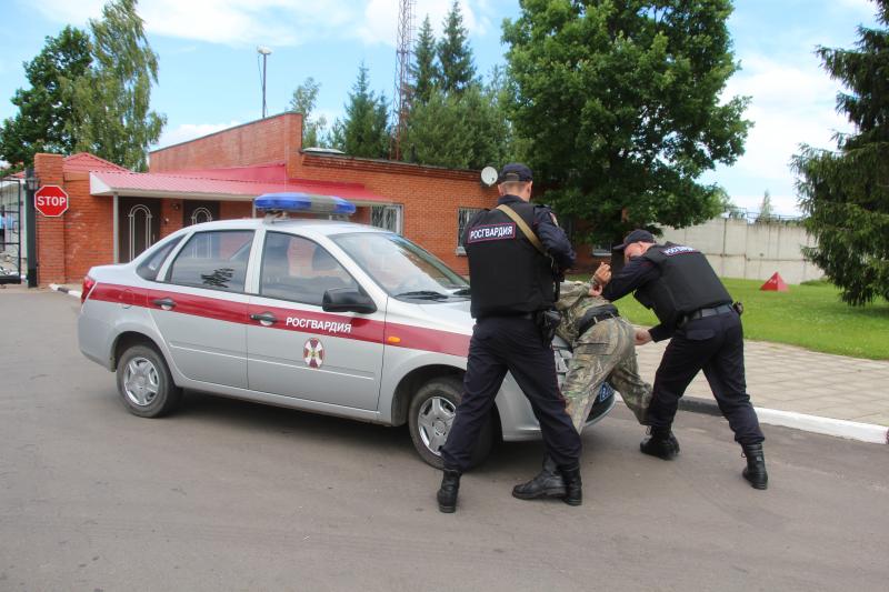 В Щелково сотрудники Главного управления Росгвардии по Московской области задержали мужчину с крупной партией наркотиков