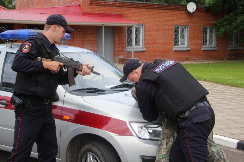 Сотрудники Росгвардии по Московской области задержали мужчину за попытку кражи из автомобиля