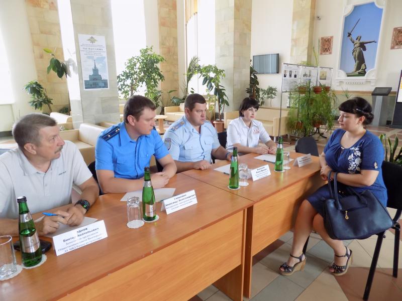 Сотрудники транспортной полиции организовали для граждан на железнодорожном вокзале станции Волгоград акцию «Час пассажира»