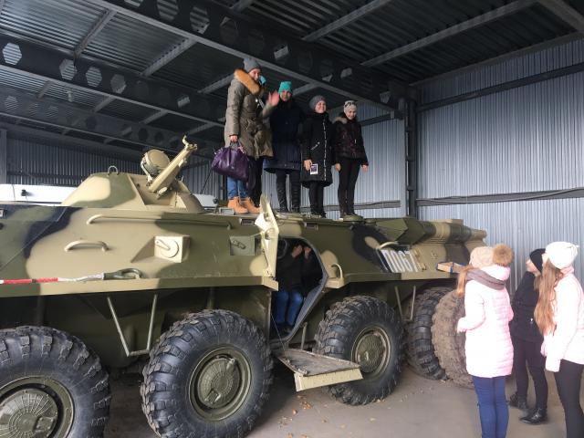 Кировская команда «Молодежки ОНФ» организовала для школьников экскурсию на базу спецназа