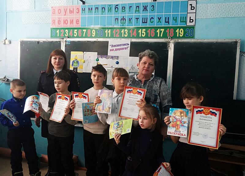 Сотрудники полиции в Приморском крае провели для школьников профилактическую акцию «Засветись на дороге!»