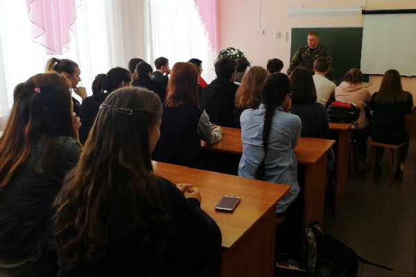 Сотрудники ярославского УФСИН провели Урок мужества для школьников