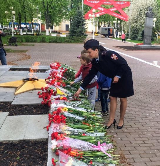 Сотрудники отдела вневедомственной охраны возложили цветы к памятнику воинам в сквере им. Полякова.