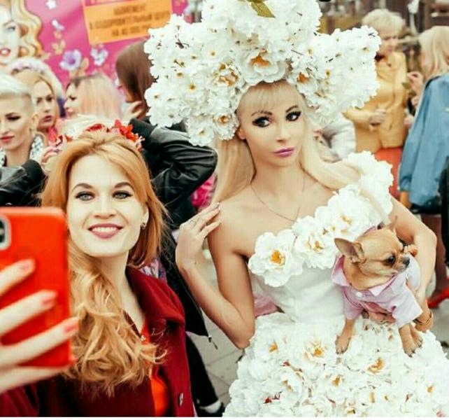 Русская Барби Татьяна Тузова с размахом отпраздновала Международный день блондинок