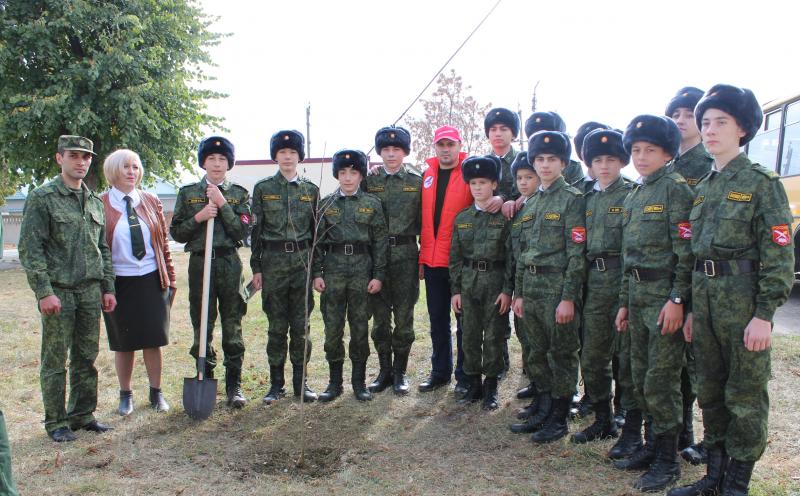 «Молодежка ОНФ» в Кабардино-Балкарии высадила «Аллею героев» в атажукинской кадетской школе-интернате