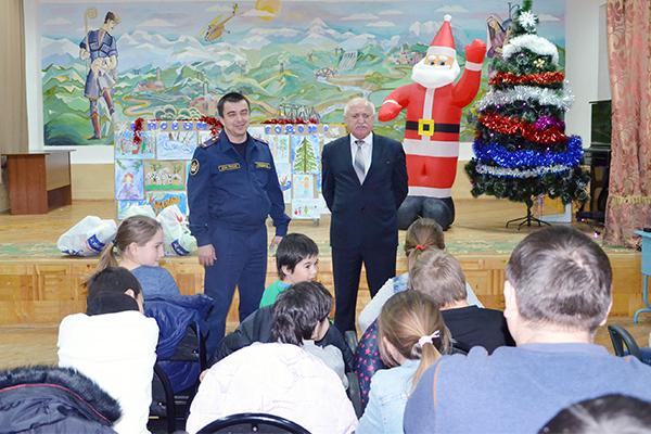 Сотрудники УФСИН Дагестана поздравили воспитанников школы-интерната с Новым годом