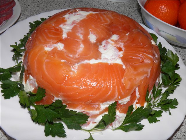 Праздничный салат Суши слоями с красной рыбой
