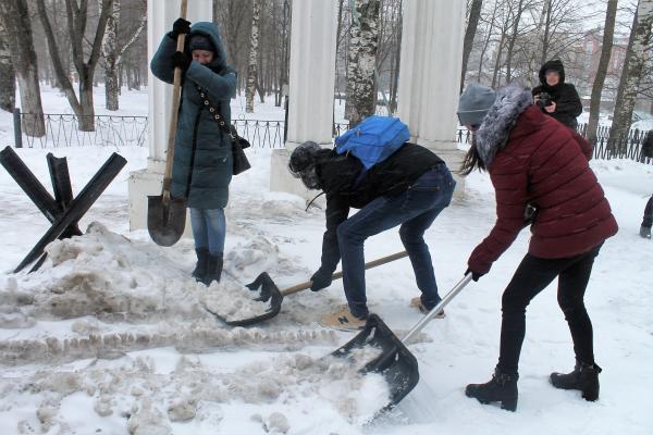 Вологодские активисты ОНФ организовали акцию «Снежный десант» в парке Победы