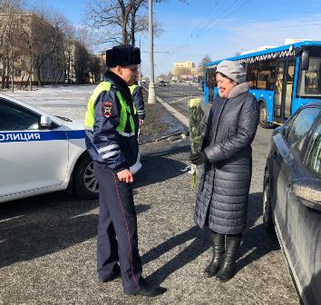 Сотрудники полиции юга столицы поздравили автоледи с наступающим Международным женским днём 8 марта