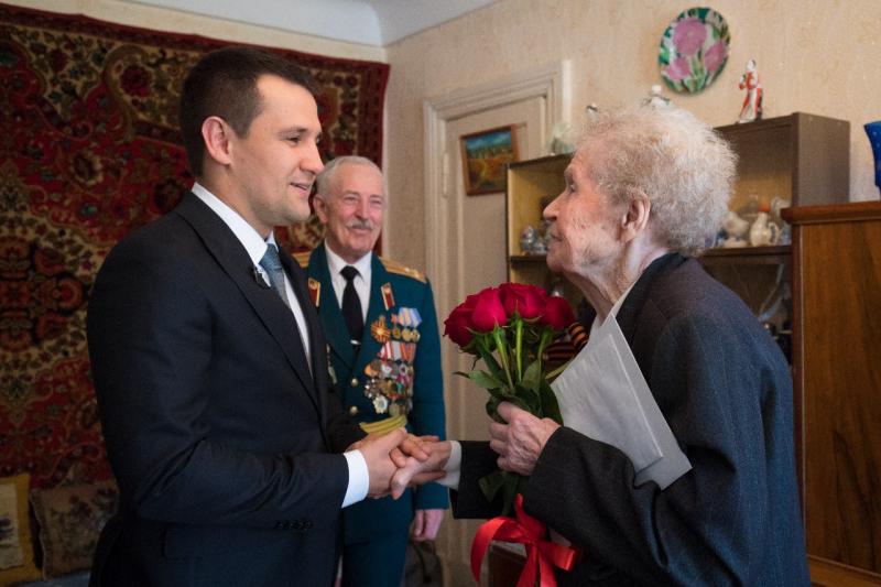 Секретарь реутовского отделения партии «Единая Россия» поздравил ветерана с 95-летием