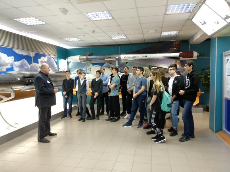 Единороссы организовали экскурсию на закрытый завод для королёвских старшеклассников