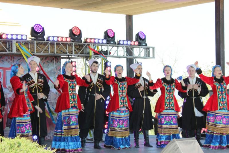 Анапчане ярко открыли фестивальный сезон в Атамани