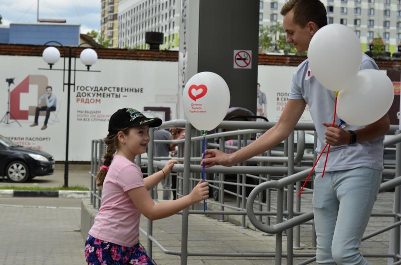 Щёлковские сторонников раздавали воздушные шары ко дню защиты детей