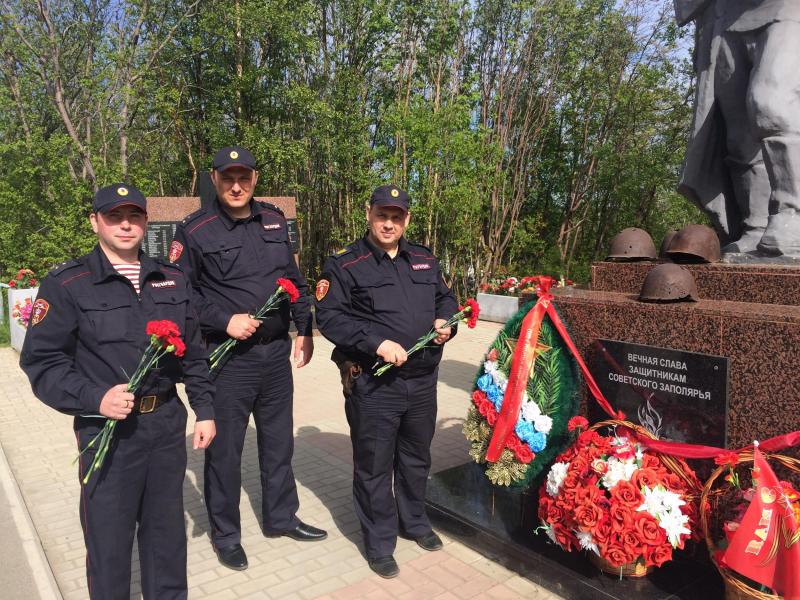 В преддверии Дня памяти и скорби сотрудники отдела вневедомственной охраны по Кандалакшскому и Печенгскому району возложили цветы к мемориалу