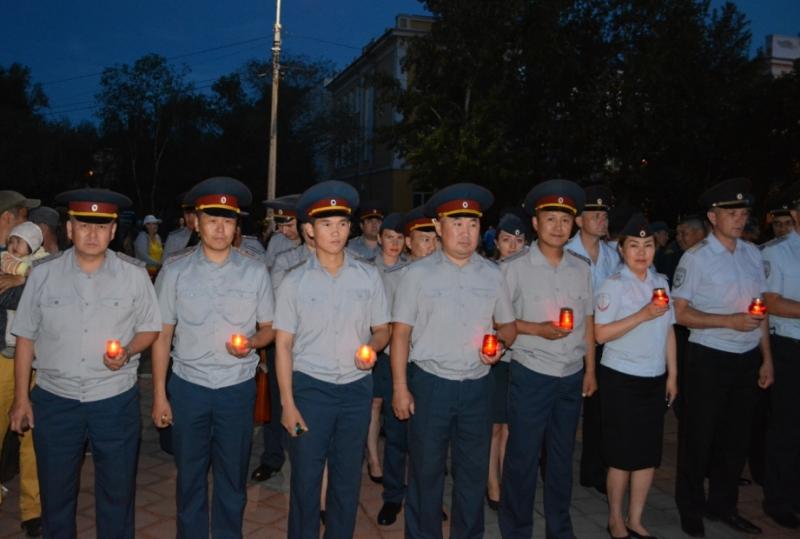 Сотрудники УФСИН России по Республике Тыва у Вечного Огня на площади Победы почтили память погибших.