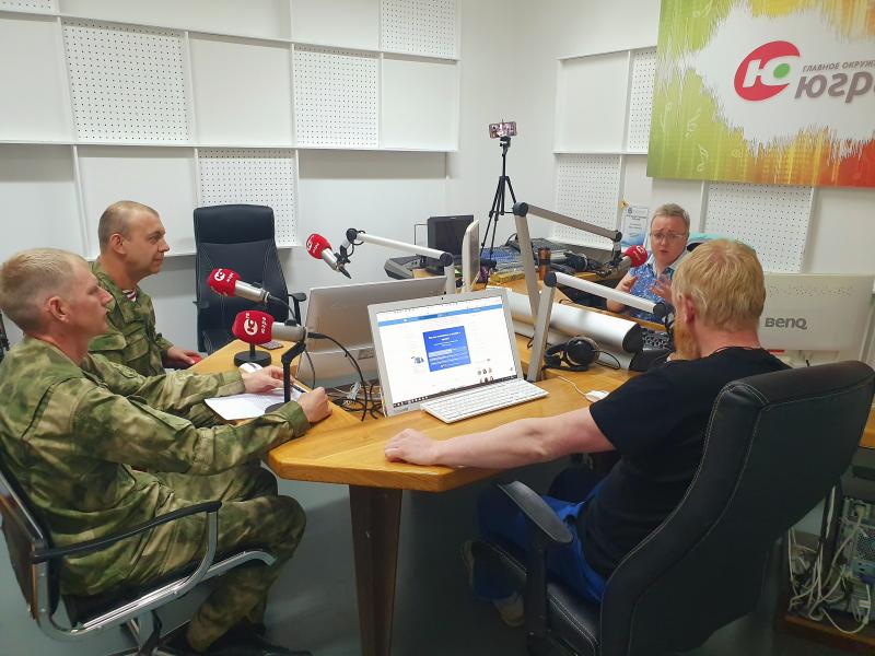 В Ханты-Мансийске офицеры Росгвардии приняли участие в утреннем эфире главного окружного радио