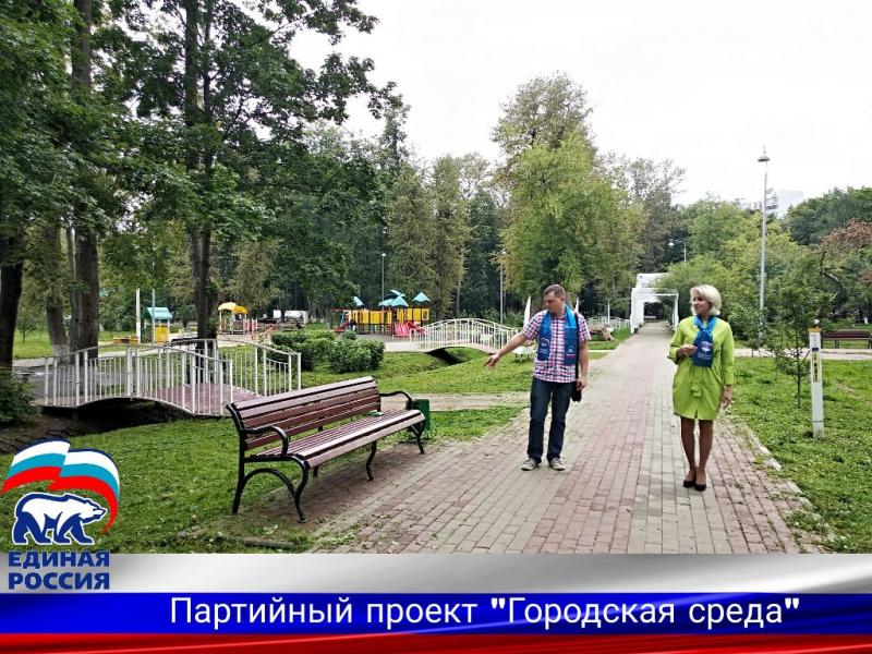 Единороссы проверили ход благоустройства королёвского парка
