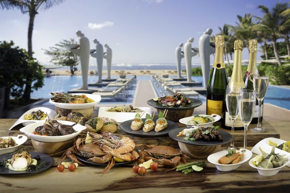 Бранч для истинных гурманов с видом на океан в ресторане Soleil на курорте The Mulia, Mulia Resort & Villas - пляж Нуса-Дуа, Бали