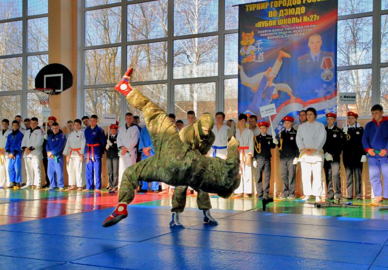 В Саранске спецназ Росгвардии провел показательные выступления на открытии турнира по дзюдо, посвященного памяти боевого товарища