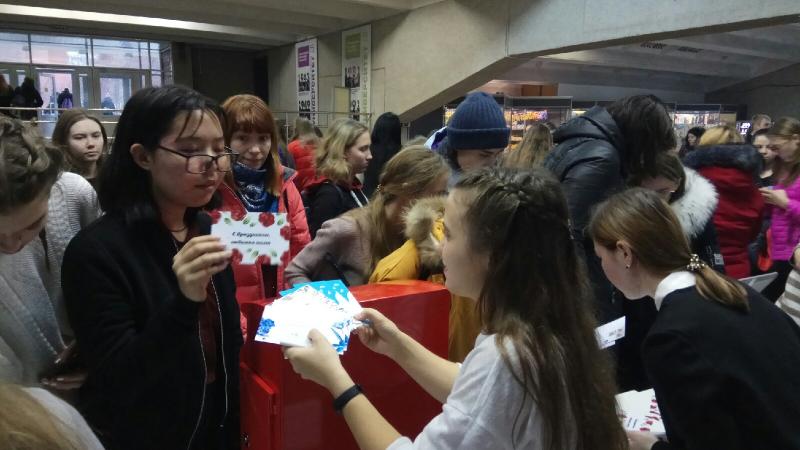 Уральские студенты поздравят своих мам почтовой открыткой в преддверии российского праздника Дня матери