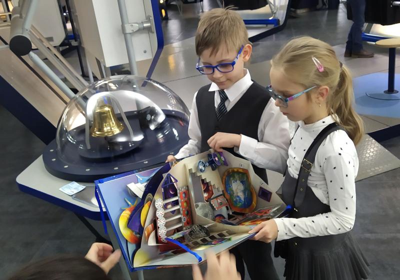 Дети с нарушениями зрения получили в подарок книгу «Московский Планетарий» от имени Мэра Москвы