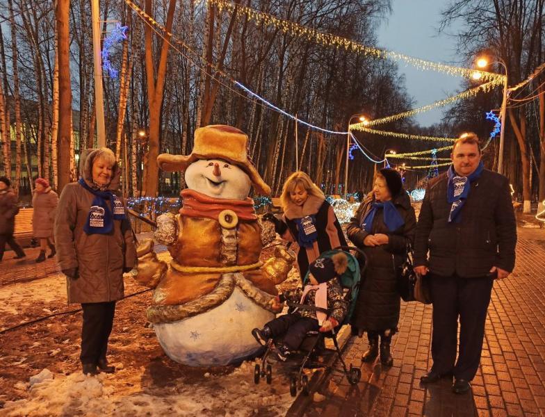 Единороссы проверили новогоднее убранство Королёва