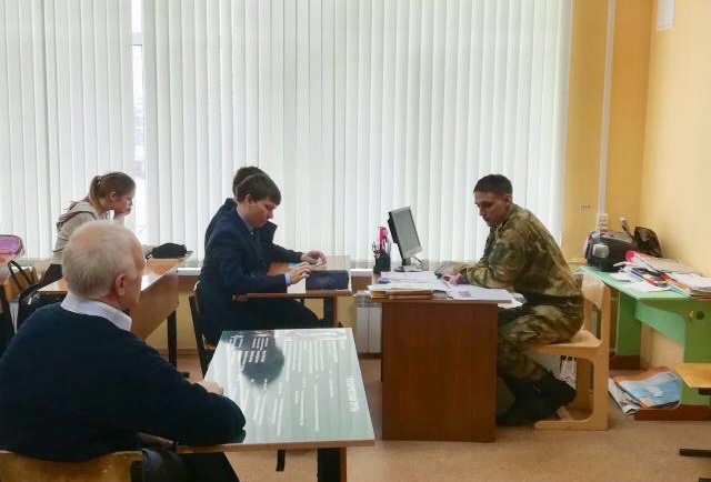 В Мордовии военнослужащие Росгвардии провели занятие профессиональной ориентации для школьников