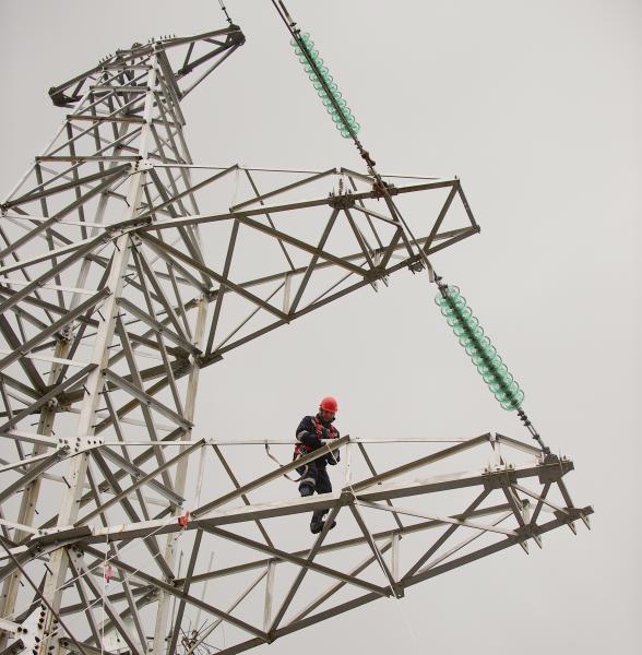 Повышена грозоупорость линии электропередачи 220 кВ «Надым – Уренгой»  в Ямало-Ненецком автономном округе