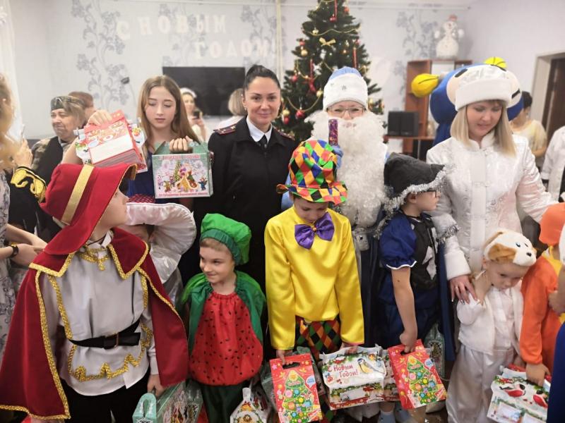 Полицейский Дед Мороз
подарил новогоднее чудо детям из приюта  «Лучистый» г. Лиски