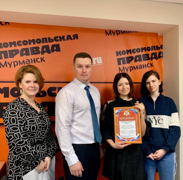 Сотрудники Росгвардии Мурманской области поздравили коллег из печатных СМИ с профессиональным праздником