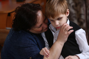 В Омске мальчику с заболеванием головного мозга нужна помощь