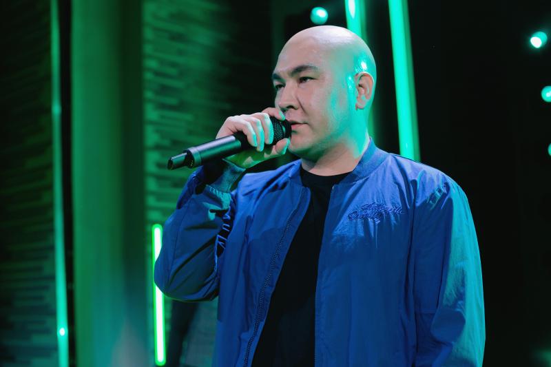 Азамат Мусагалиев лишился волос ради пародии на группу «Каста»