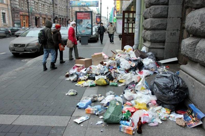 Самоизолированный Петербург завалило мусором
