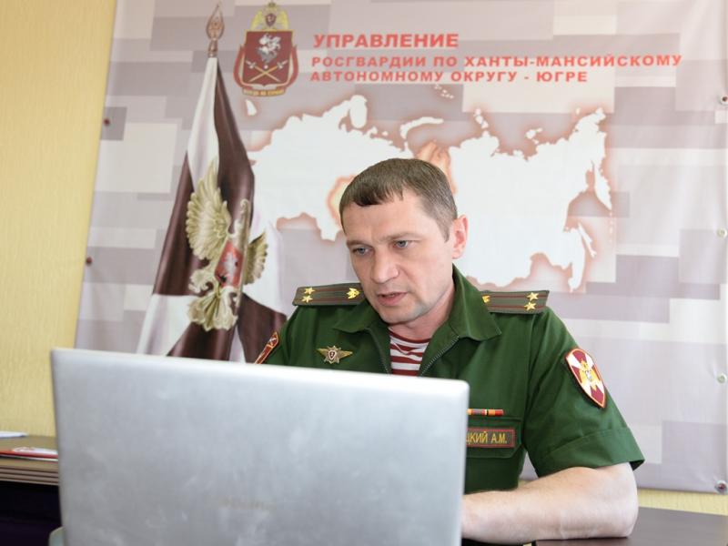 В Ханты-Мансийске офицер Росгвардии провел интернет-урок, посвященный Дню России