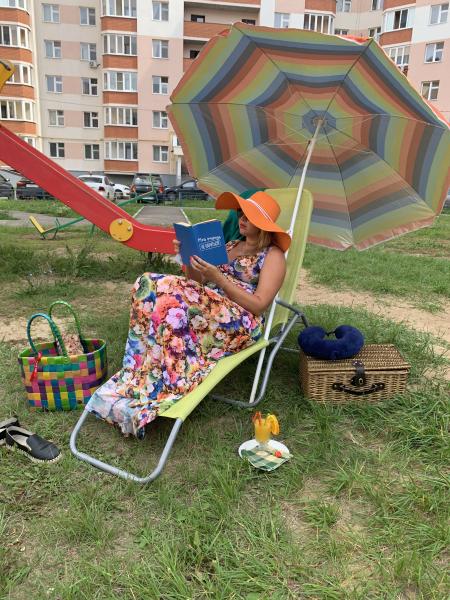 Жительница Казани превратила детскую площадку в морское побережье