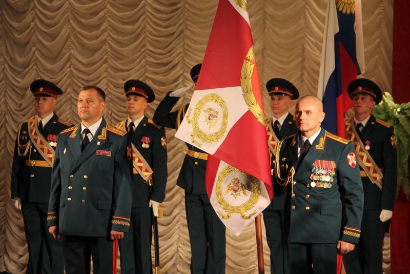 Командующий Уральским округом Росгвардии вручил озерскому соединению Боевое знамя нового образца