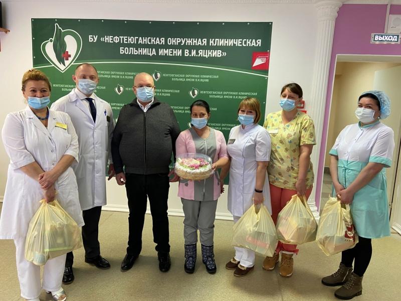 Владимир Семенов передал продуктовые наборы нефтеюганской больнице