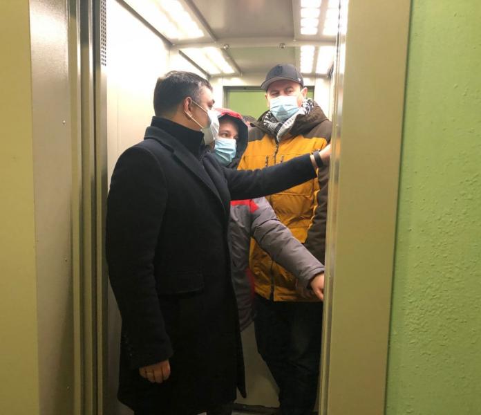 Алексей Максименко провел проверку нового лифтового оборудования, замененного в рамках капитального ремонта. пр. Космонавтов д. 33Б
