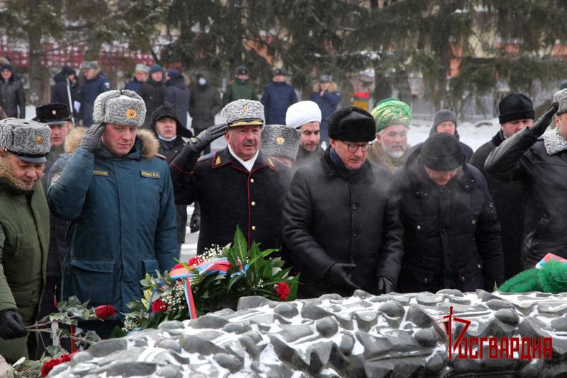 Начальник управления Росгвардии по Челябинской области в День защитника Отечества возложил цветы к  Вечному огню