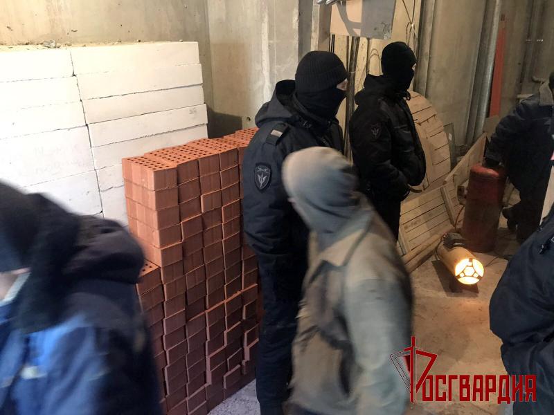 В Челябинске бойцы ОМОН продолжают оказывать содействие полиции в проведении рейдов по проверке соблюдения миграционного законодательства