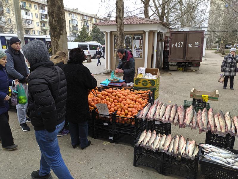 В Ленинском районе Севастополя есть свободные места на рынке, но торговцы предпочитают ящики на улице