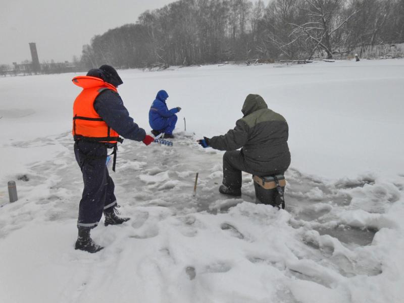 Спасатели ГКУ МО «Мособлпожспас» предупредили рыбаков об опасности тонкого льда