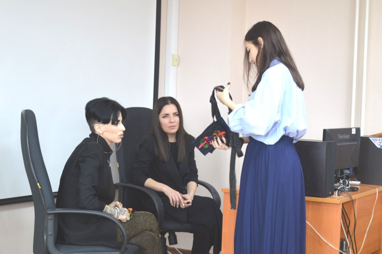 Студенты ХГУ встретились с известным московским модельером