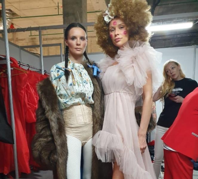 Актриса Дарья Погодина приняла участие в показе модного дизайнера Геры Скандал