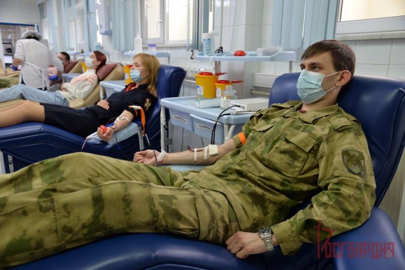 В Югре военнослужащие и сотрудники Росгвардии пополнили банк крови медицинских учреждений