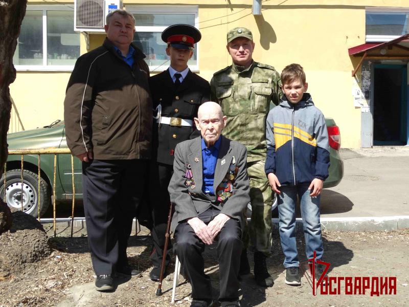 В Зауралье росгвардейцы поздравляют ветеранов Великой Отечественной войны с Днем Победы