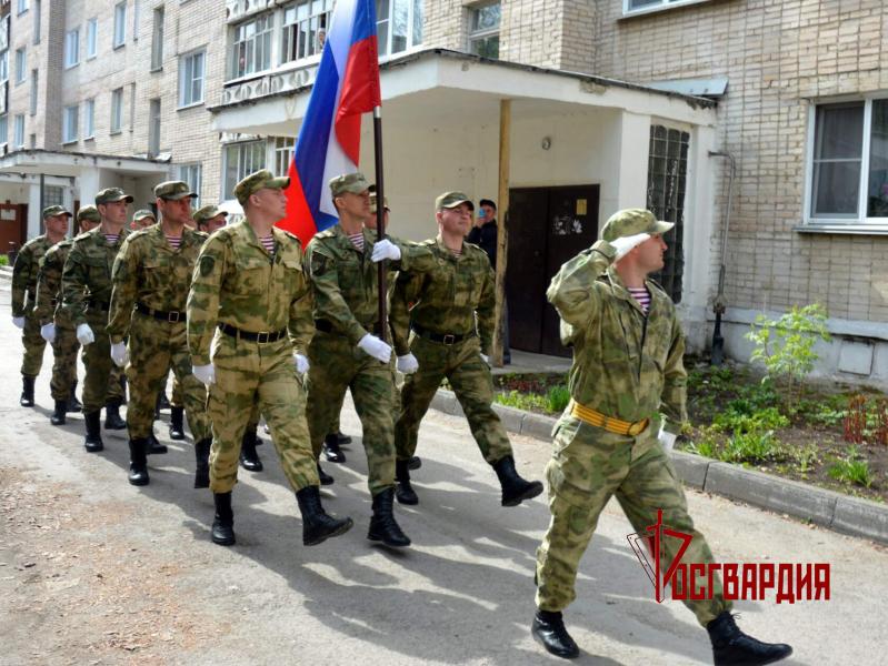 Военнослужащие Росгвардии из Трехгорного провели акцию «Парад у дома ветерана» для участника Великой Отечественной войны