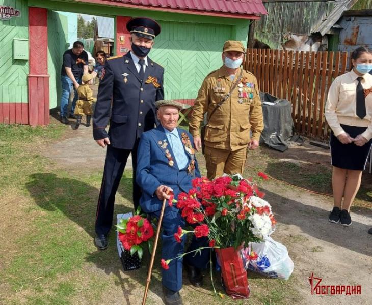 В Свердловской области сотрудники Росгвардии приняли участие в параде у дома 101 - летнего ветерана