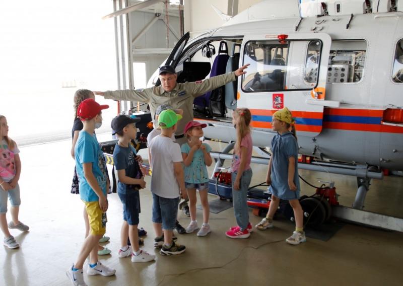 Московский авиацентр провел экскурсию для школьников